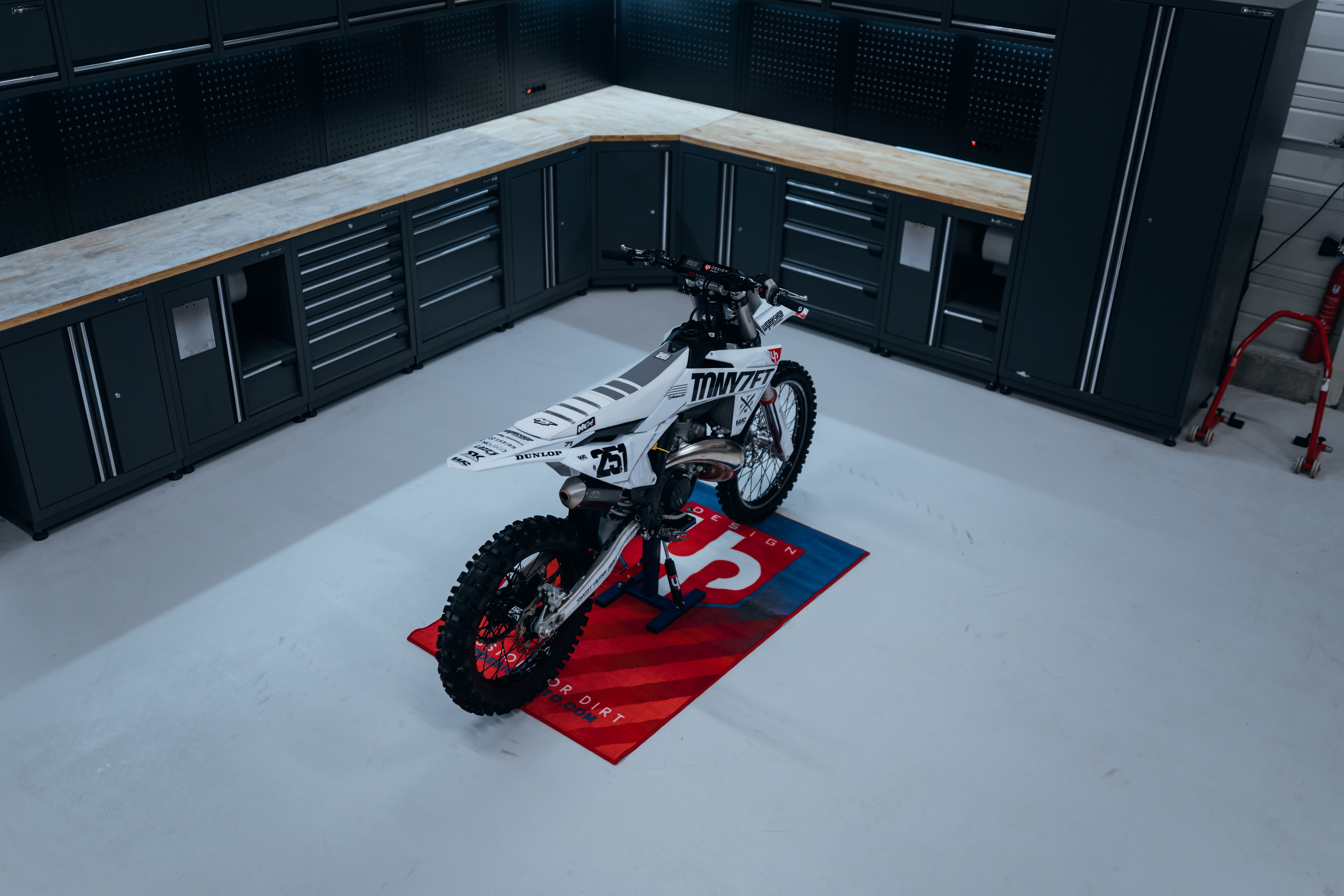 Tapis environnemental Moto damier serie4 pour garage, atelier, paddock ou  showroom - Tech2Roo